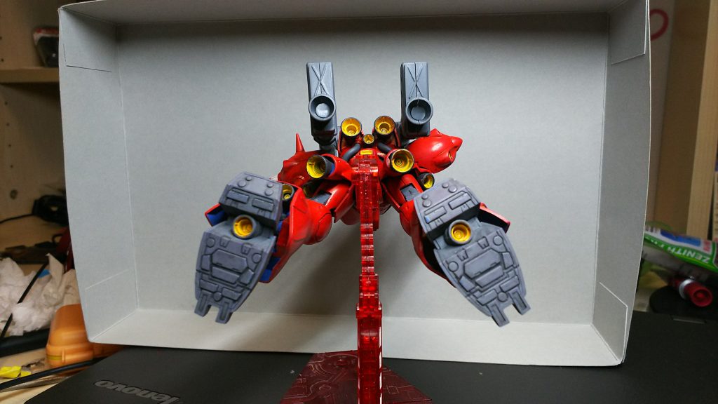 塗装は全てガンダムマーカー。青いボディを全部やってやりましたとも。
バーニア内部も苦労しました。
その上からスミ入れ、ツヤ消しをやっています。