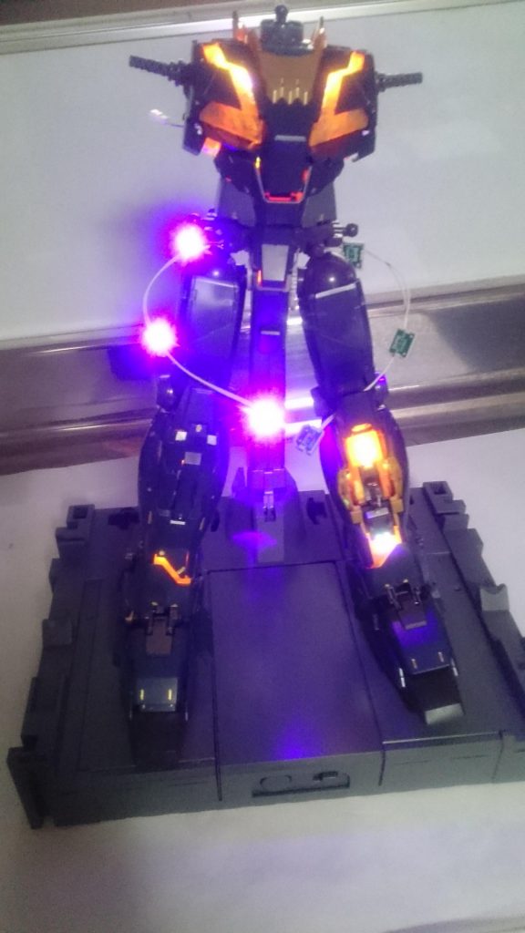 LEDを組み付けてます。