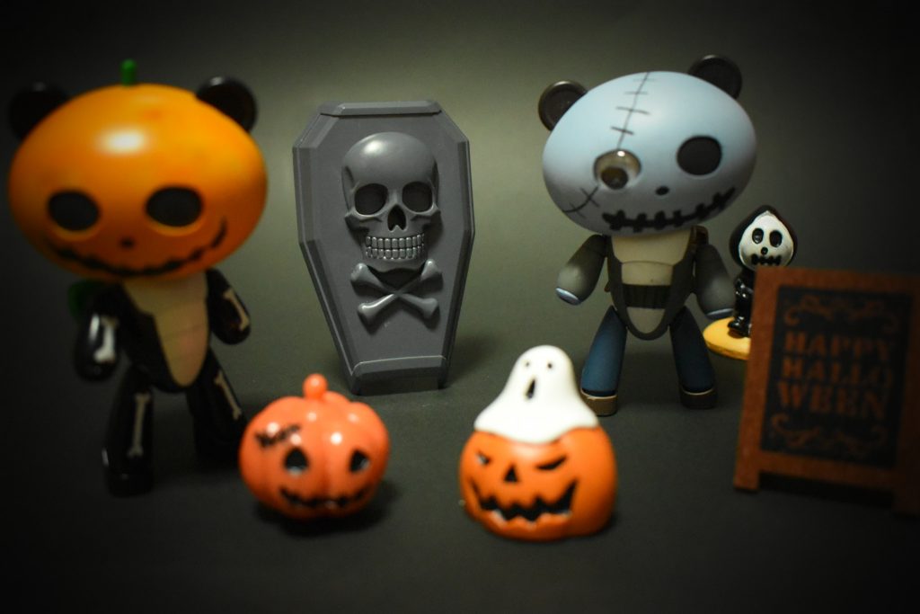 ハロウィンだけにホラー的な100均の小物が似合いますね。