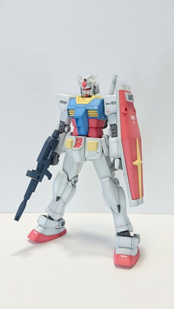 上半身は細すぎる腹の赤い部分を幅増し。
逆に青い胸部分は左右から削り混み若干コンパクトに、肩の取り付け位置が上過ぎるので若干下側に、前後で少し小型化してます。