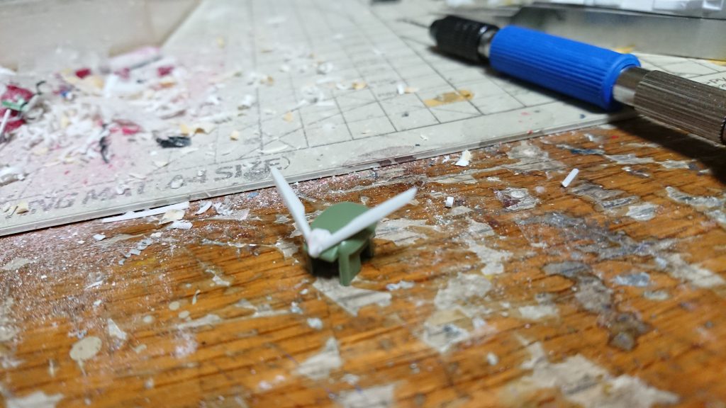 角は旧版HG・ガンダムジェミナス01からの流用品。後付けを印象付ける為に狙って浮かせています。