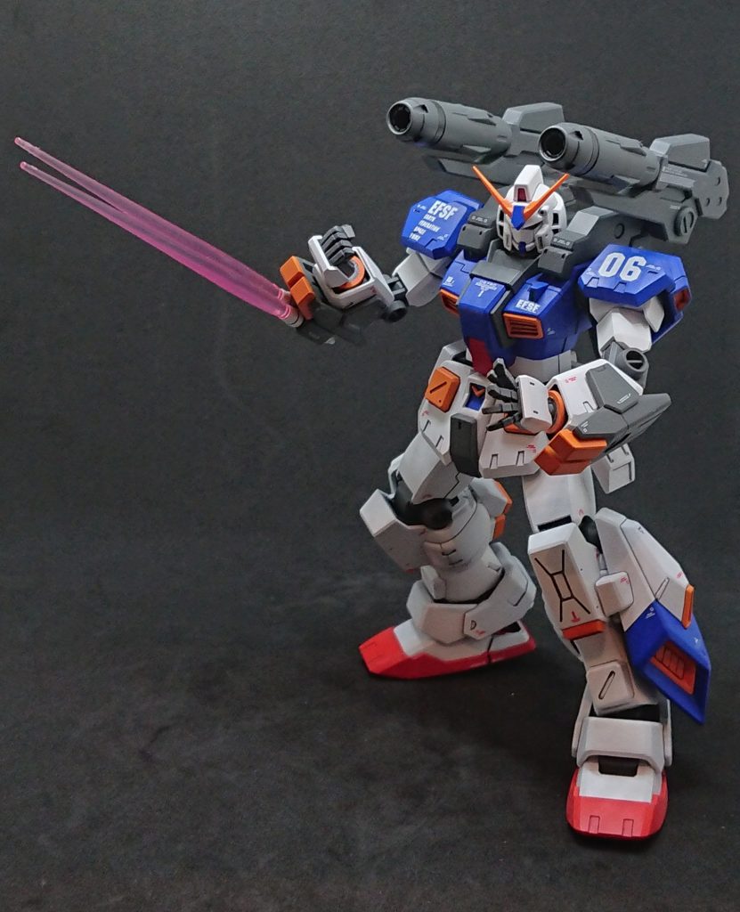 サーベルは手持ちのパーツでのキャノンへの良い取り付けが思い当たらず、腕に取り付けタイプに。射撃機体なので、急遽格闘戦に入るとしたらサーベルを抜く時間も惜しかろうということで。