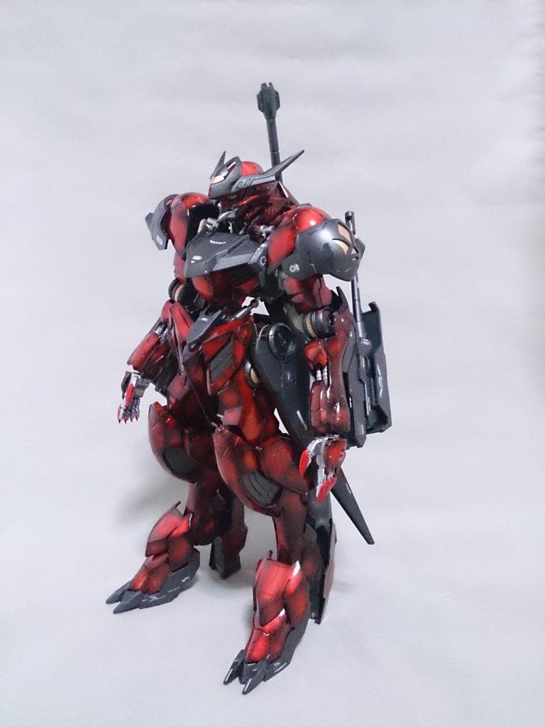 エッジ等に黒を残しつつレッドゴールドを吹き、それにキャンディ塗装。クリアーを何重か重ねて、ひらすら磨いています。
装甲と装備の黒色部分は黒鉄色を使用