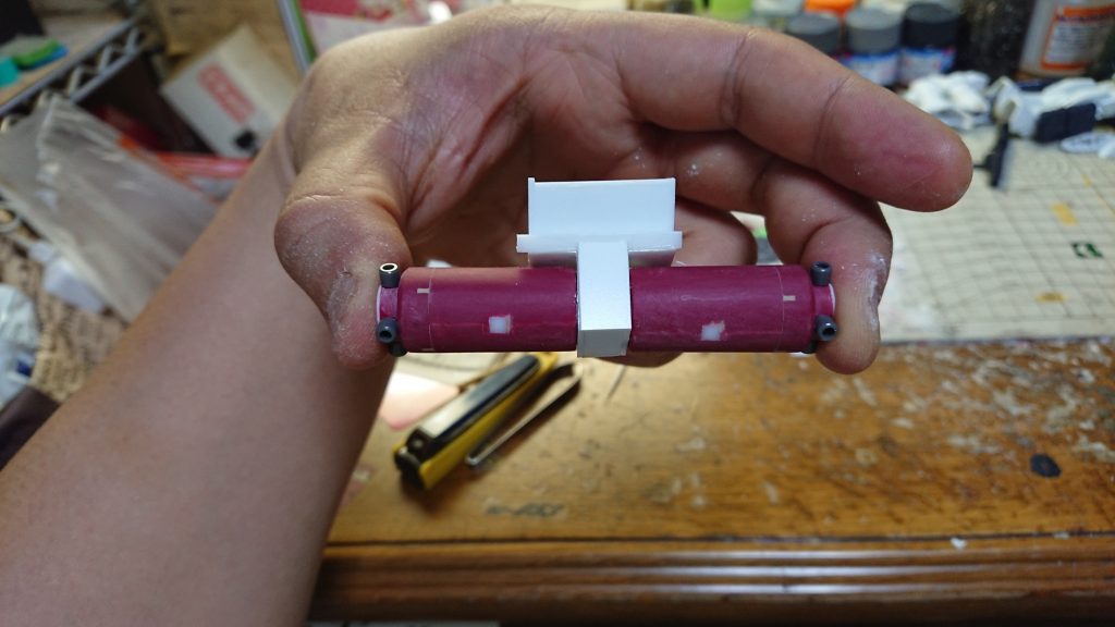 製作当時は純正キットが無かった為、寄せ集めた材料で宇宙用ランドセルを作ってます。一番の難題となった円筒状のブロックは、大元はHGUCズゴックのランドセル。