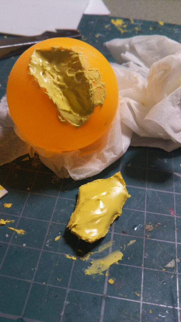 スイカは100均で見つけた卓球用のピンポン球
ざっくり切り出してプラ板で雑に穴埋めしてその上にパテ盛り