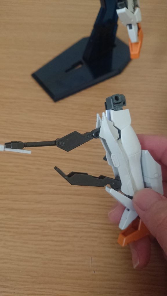 脚部の隠しビームサーベル