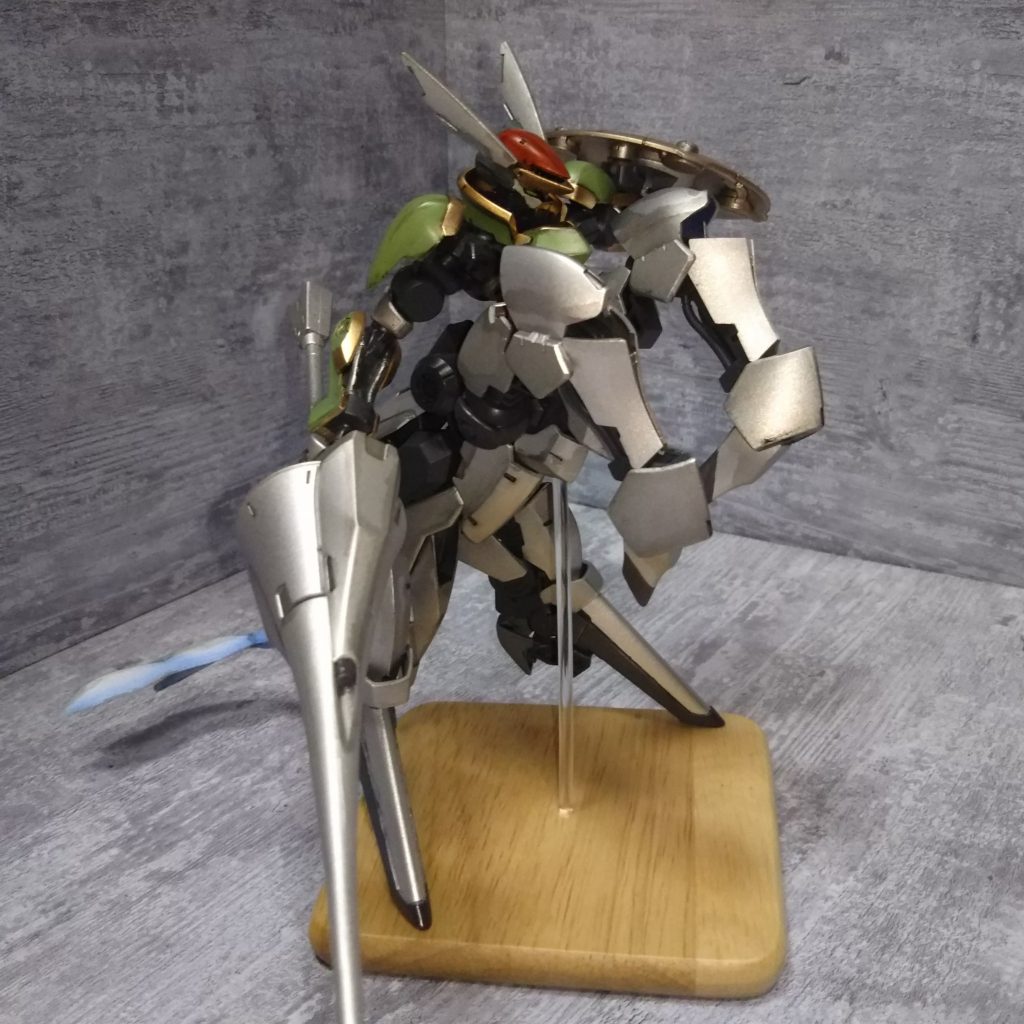 本当は人馬型から人型へと変形可能な物を作りたかったのですが、跳ね馬のポーズを重視しすぎて、他のスタイルが納得出来ない状態になり、大人の事情wで時間も限られていたために、このポーズでの完成となりました(^-^;