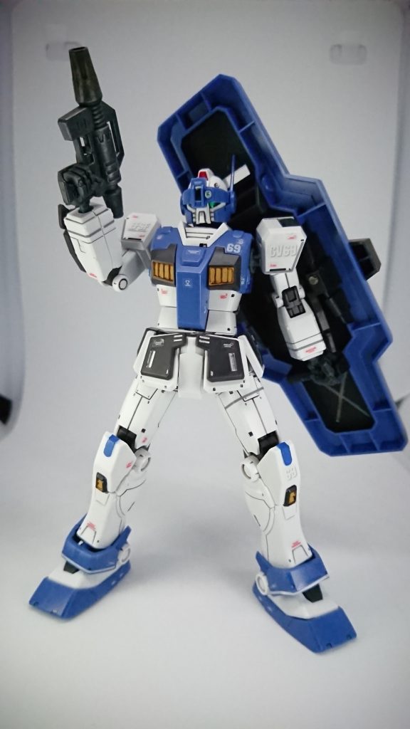 ガーディアン・シールドの下側のバーで担ぐように持つことも