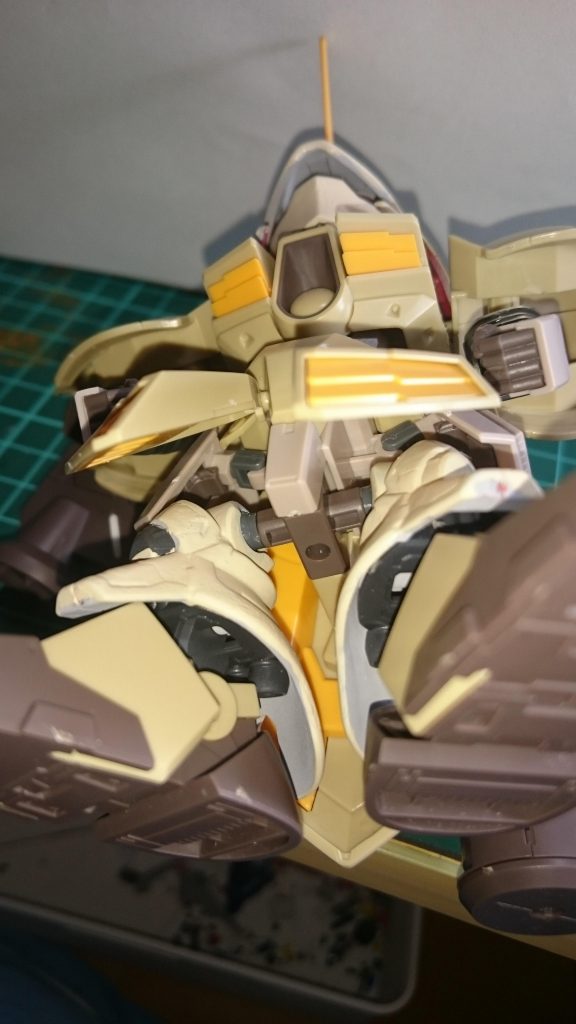 足、腕、頭がサザビーです。