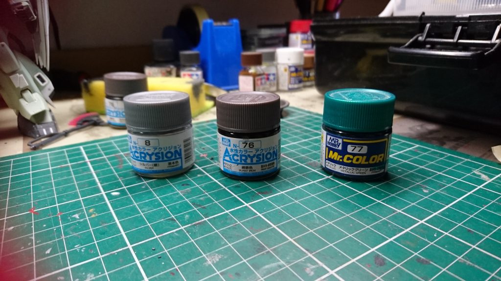 使った塗料は
水性カラー アクリジョン 焼鉄色
同じくシルバー(銀)
Mr.カラー メタリックグリーンです。