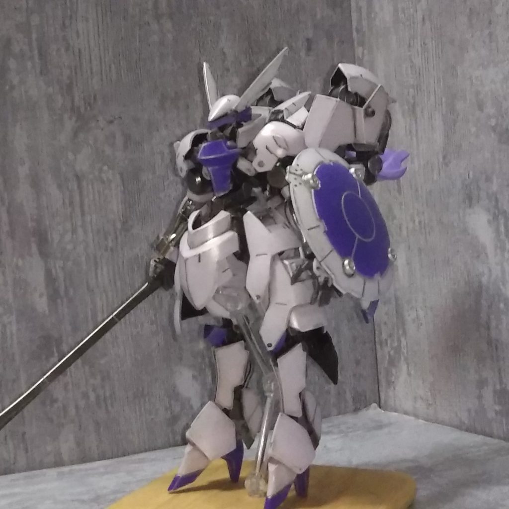 変形して人型に。前回は跳ね馬を重視したために固定ポーズになってしまいましたが、今回は(自分がカッコいいと思える)人型≧(自分が馬らしく見えると思う)人馬型>出来たら跳ね馬が出来るように…と、優先順位を決めて組んでみました。結果、前掛けが邪魔で、跳ね馬ポーズは諦めました…( ̄▽ ̄;)