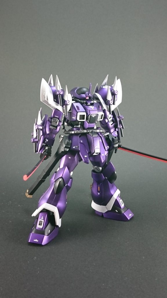 刀の刃の部分には蛍光オレンジを使用しヒートサーベルのカラーに塗り分けました。
一応ブラックライトを当てると発光します。