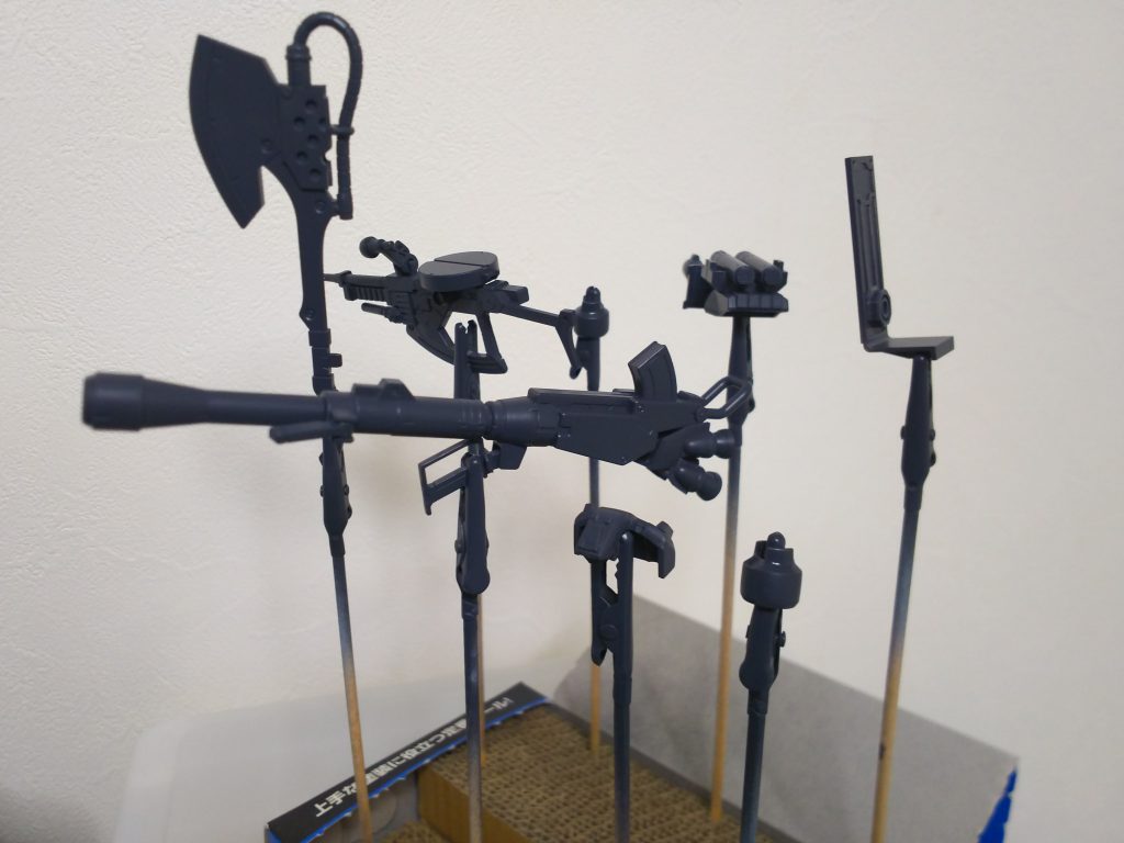 武器類(塗装中)。多分一番こだわったところで、ザクからパーツを拝借しないで、似たような武器を作ることを課してました。