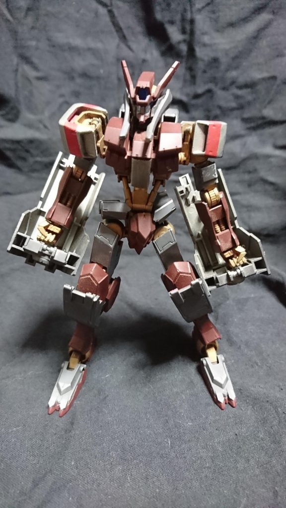 ガンダム・モラクス
地球圏にて発掘させたガンダムフレーム
フレーム自体は破損もなく外装が頭部以外無い状態だった、オーバーホールと改修を重ねさらにアラヤシキの反応速度を強化
パイロットはジェイク・オークスで彼は弟と妹を養うため「バープレスカンパニー」で「カリュプスプグーヌス」の選手になっている今の所無敗である
フレームカラーが金なのは「バープレスカンパニー」の会長が組織繁栄の願いと金色がただ好きなだけの理由でありジェイクは
悪趣味だと思っている