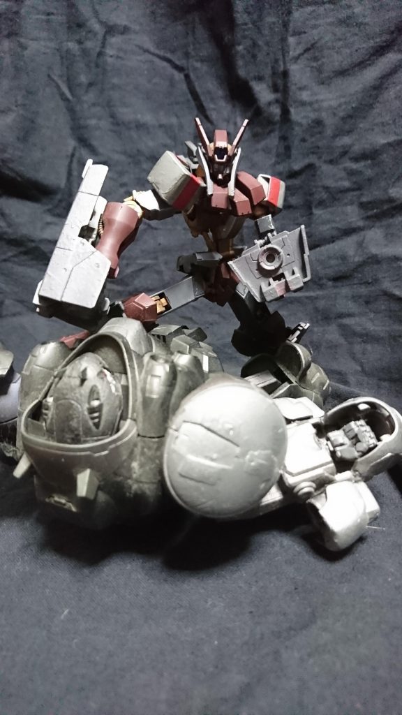 カリュプスプグーヌス
裏社会で流行っている違法賭博
通称「鉄の拳」地下闘技場で行われる
MS同士で行われる闘技、フレームの制限はなくガンダムフレームでも参加が可能であり決闘、3対1(モラクス)で行われたり、チーム戦やデスマッチ、ルール無用であり降参するかパイロットが死ぬかで勝敗が決まる
新種目は会長が考えているそうだ……
ジェイク・オークス
元少年兵でアラヤシキ手術を二回受けている好戦的な性格で怒ると手がつけられない
が弟と妹には優しい
格闘スキルは高く殴り合いで負けたことがないモラクスにも反映されている会長に拾われ「弟と妹を学校に行かせる」ことを条件に「カリュプスプグーヌス」の選手になった会長を一応慕っている