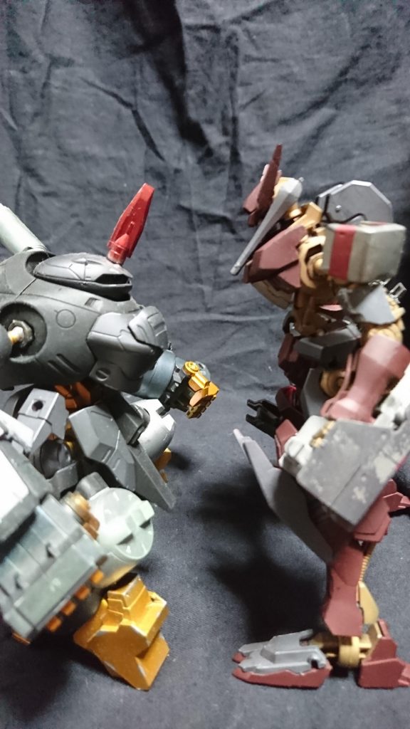 とある試合
新しい挑戦者はグスタフと名乗りロディフレームのカスタム機「アグニ・ロディ」
との決闘が火蓋を切ろうとしていた