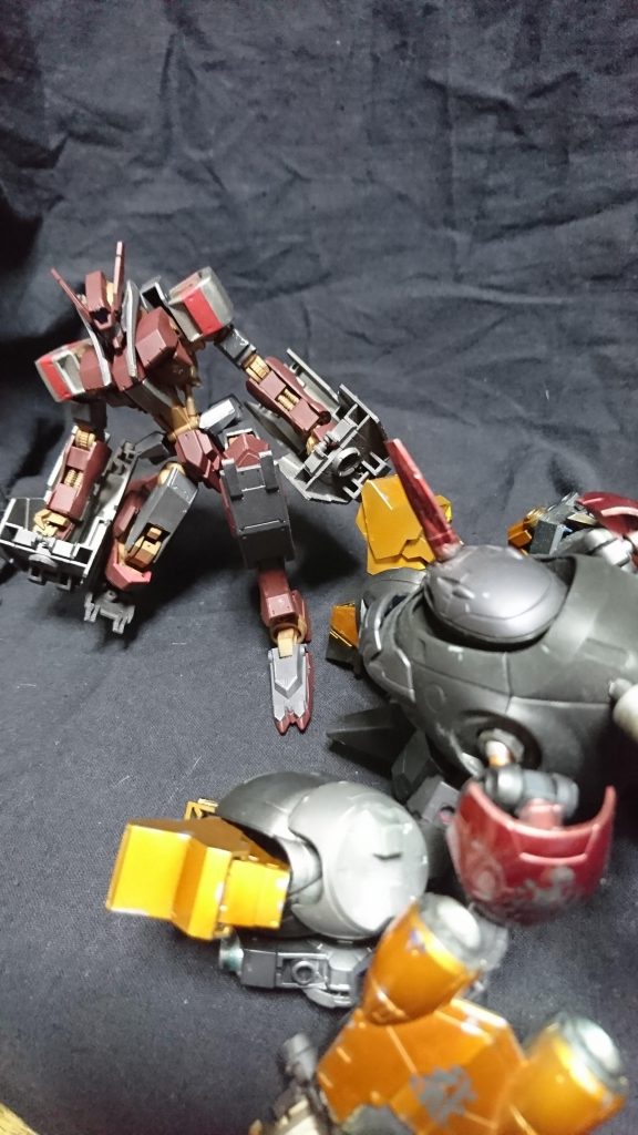 殴り合いは続き、観客の声援がさらに大きくなっていたお互いに一歩も引かない状態だった、互いの一撃によって両機体は機能停止した……カリュプスプグーヌス史上初の引き分けであった互いの機体ダメージがひどく改修が必要なくらいあったそうだ
だがグスタフとジェイクは満足していた互いに拳を交わせる恩敵ができたことに