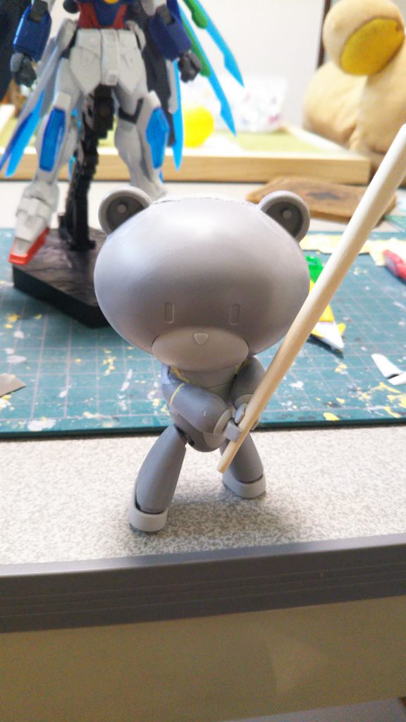 スイカ割りプチッガイの製作途中
棒は割りばしからの削り出し
両手持ち出来るように内側を削りこんで肩の関節がむき出しになってしまったのでパテで埋めてます