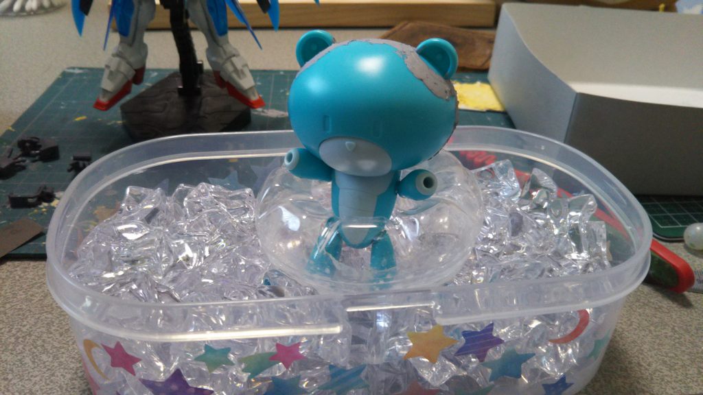 浮き輪はペットボトルの底です
プールはタッパーみたいなやつ