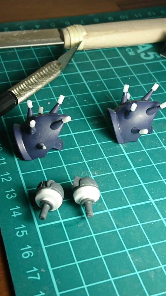 改修点ですが太腿軸部分を2.5㎜延長
肘関節部分にマイナスモールド加工貼り付け
肩スパイク延長したのですが製作途中で落下し延長部分で折れるというイレギュラーがありもう1つのキットから1から作り直し延長はせずエッジ出しだけしております