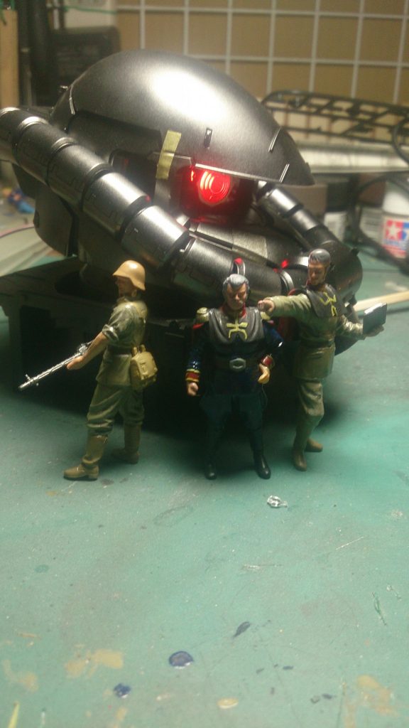 ジオラマへセット前の記念撮影 LED仕込んで発光します。 ちなみに 焚き火もジオラマ内にあるのですが これは 揺らぎ回路入れたので 炎のように発光します