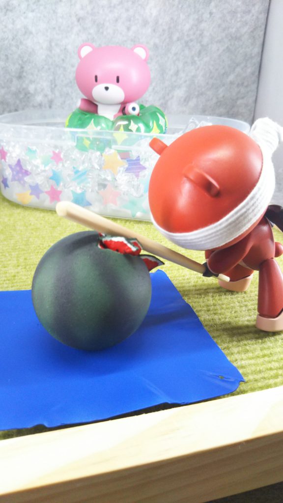 新作のスイカ割りしてるプチッガイ
みんなの指示で割ることが出来ました