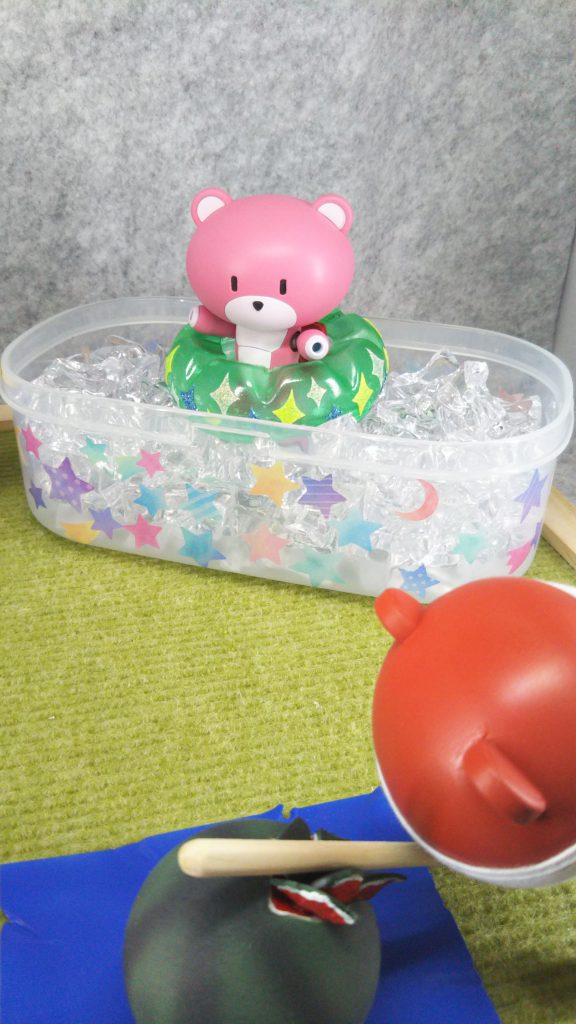 こちらも新作のビニールプールで遊んでる子です
この子もスイカ割りの指示を出してました