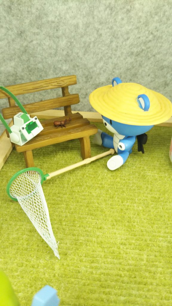 こちらも過去作からですが完全に自分の世界に入り込んでますね
カブトムシに夢中です