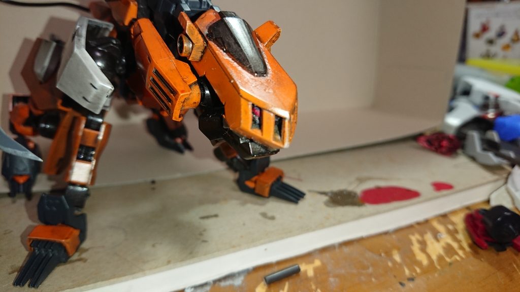 因みに、見えにくいですが獣頭部のスリットの中にMG陸戦型ガンダムのツインアイを移植しています。