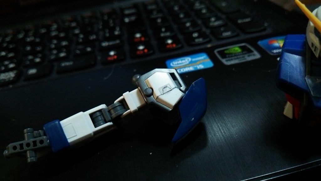 腕も少ーしディティール追加しただけ