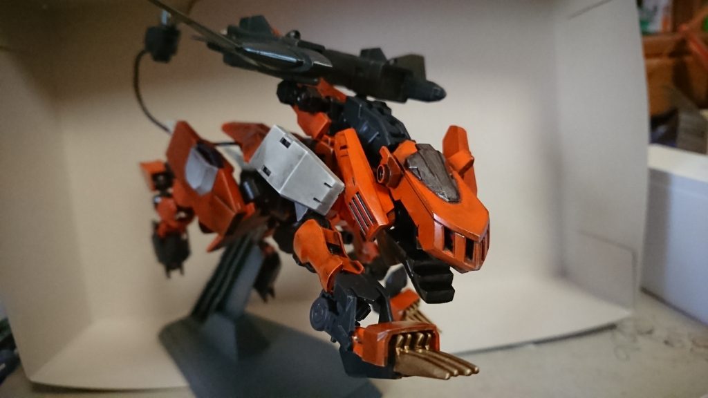 *獣頭部*
武装・パワーバイト
フラウロスと違い顎に当たる部分があり敵に噛みついてMSのフレームをも噛み千切る事も可能。
*前脚*
武装・レアメタルクロー
希少金属の爪が両足に4本ずつ装備されている。また上腕部のフレームを延長し前脚での攻撃をしやすくしている。
*後脚*
武装・ワイヤーアンカー
・レアアロイクロー
専用フレームが使用されている。
足首には、フレームと同じレアアロイの爪が装備されている。
*尻尾*
武装・超硬ワイヤーテイル
・レアメタルブレード
ワイヤーテイルの先端に、レアメタルブレードが装備されている。そのまま突き刺したり、斬りつけたりできる。
ブレードを取り外しての使用も可能。