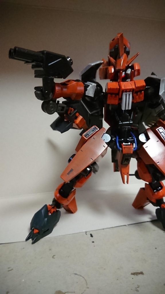 追加武装・二連装グレネードランチャー
四足形態時は、腰部の装甲に懸架されている。