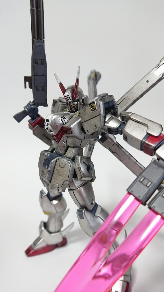 塗装はシルバーの上にスターブライトジュラルミン
赤はシルバーの上にクランベリーレッドパール
黄はシルバーの上にクリアイエロー
最初は関節もメタリックにしようか迷いましたがメリハリをつける為に関節はフラットカラーで