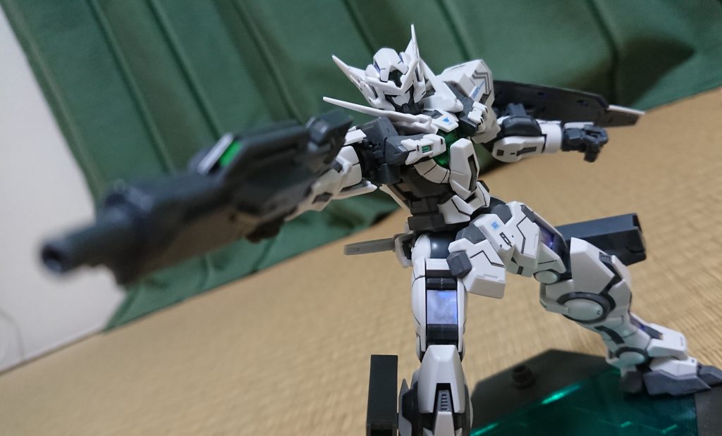 膝のハンドガンホルダーはHGのものを使用。無改造で取り付け可能。