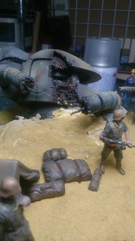 熱源でぶった切られた設定で 切断面は焦がして ジャンクパーツでゴチャメカしてます。