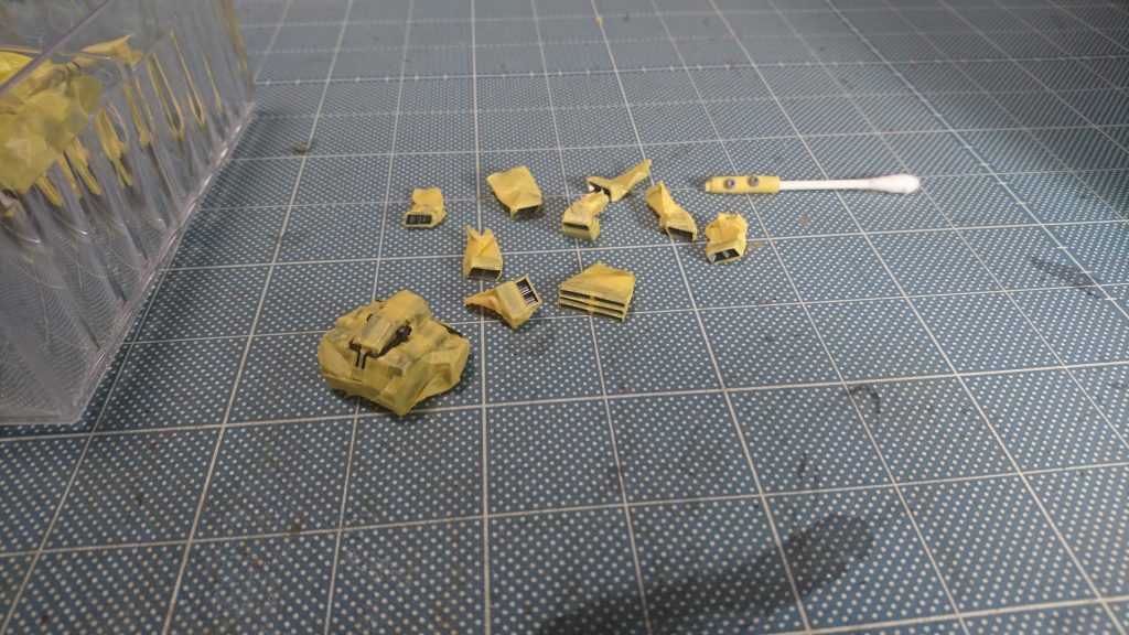 マスキングはホントに苦労しました
特に胸部、股間部、バックパックの細いダフトのマスキングは心が折れそうになりました。