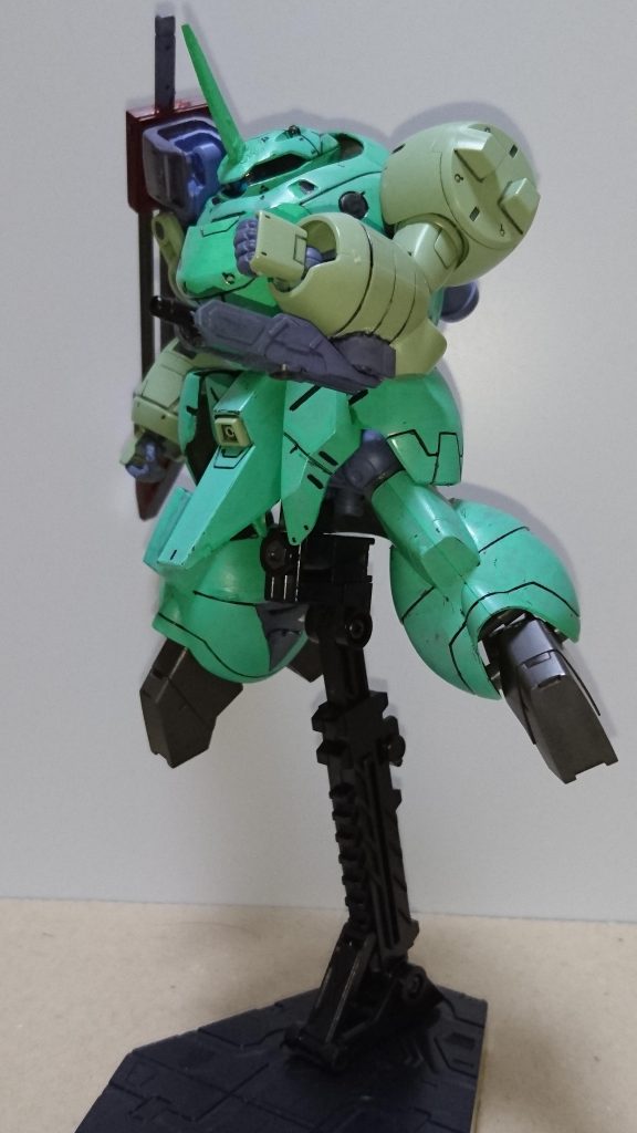 左手にはハンドガンを装備。
威力はあまり高くはないが、速射性が高い。
主に牽制用
下部のジョイントを介することで、大型の対艦ナパーム弾も装備できる。