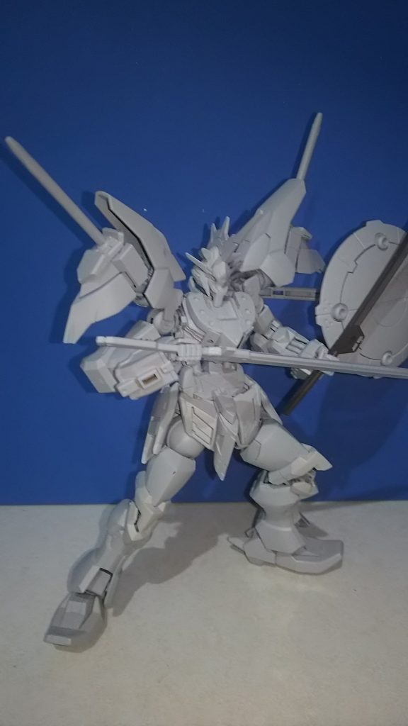 盾は背中のアームにマウント可能。敵の武器で二刀流もできる