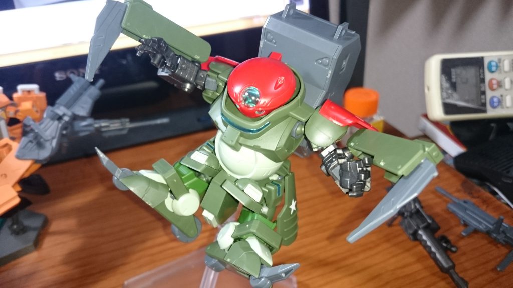 SDの欠点は足パーツが付けられないので、シザークロウは腕に移植してそれなり感をだしています