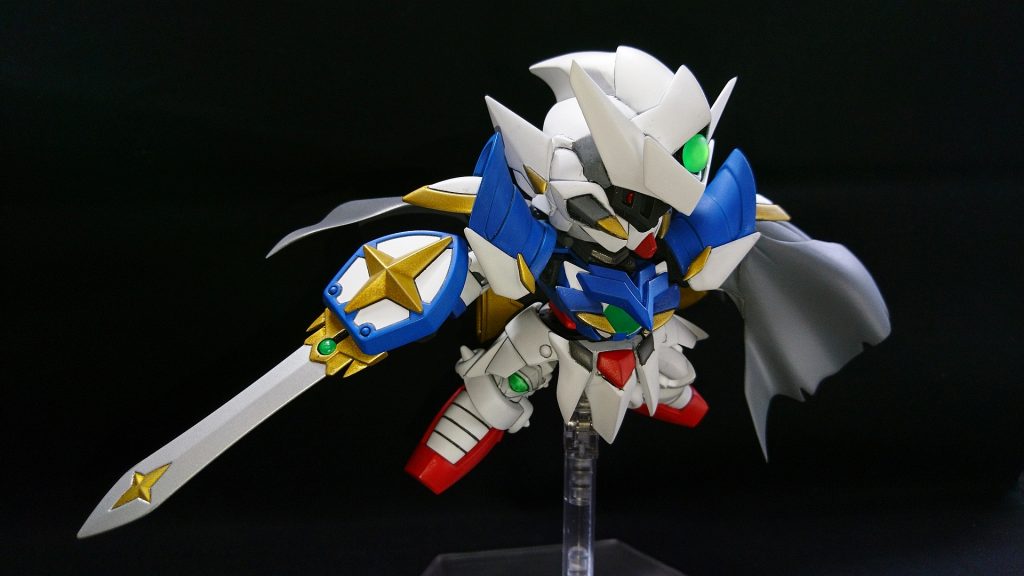 右目は素顔を隠すための仮面が割れたもの、という設定。また剣は手持ちの他にシールドのパーツと組み合わせてGNソード風にできます。