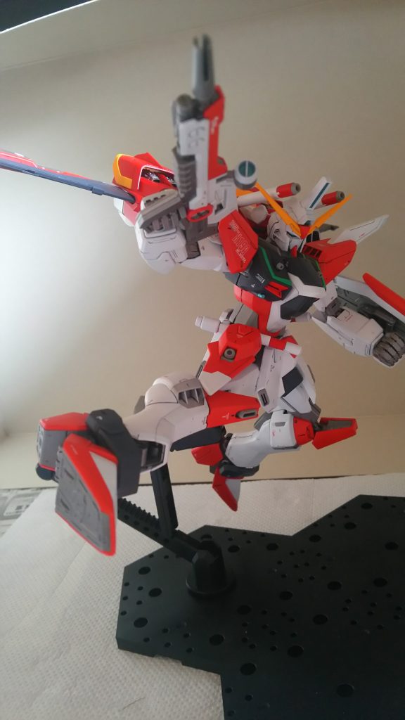 ポージングはアレですけど、最新のキットにも劣らない可動範囲ですね。