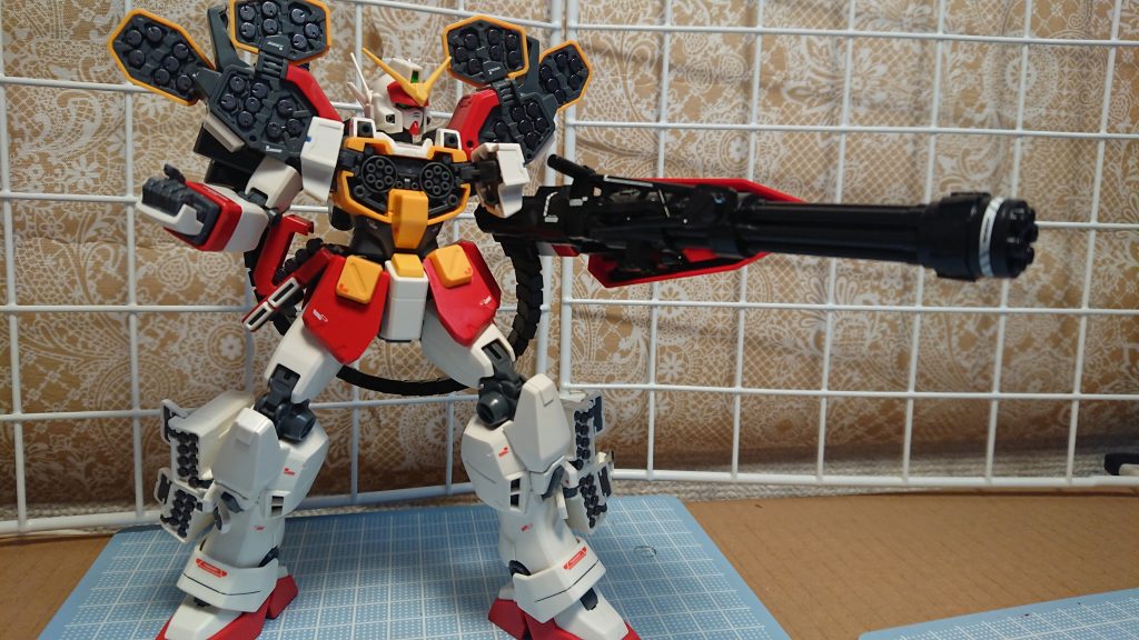 使用したMSはMGヘビーアームズ。武装のみエアブラシにて塗装。