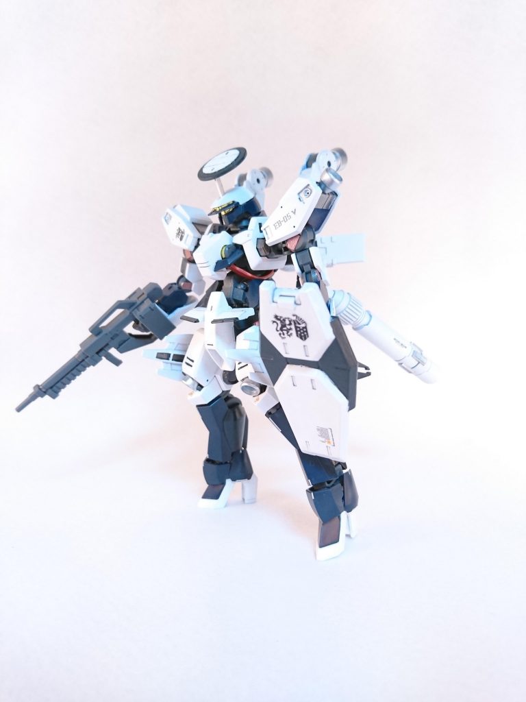 シュヴァルベグレイズの開発者が遊び心で推力マシマシにした結果、乗りこなせるパイロットが居なくなってしまった。
マクギリス事件の際に奪取されたが、以降の消息は不明。

という設定です。