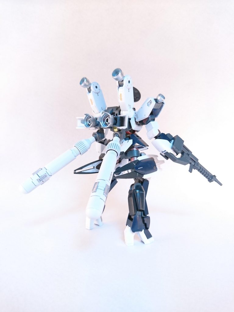 一目惚れしたシュヴァルベグレイズに、一目惚れしたコトブキヤのプロペラントタンク＜丸＞を足し、全体を白く塗り替えました。