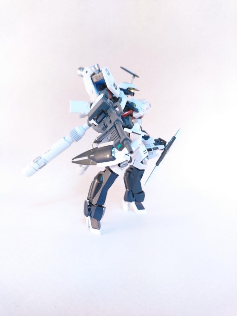 スジ彫りという程ではないモールドや切れ込みをちょこちょこ追加しています。
額のレドーム状アンテナはプラ板から作りました。