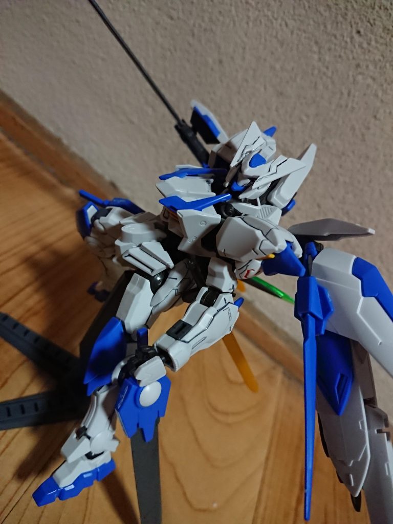 エクシアとのミキシングを採用、セブンソードを引き継ぐ形でいたが戦闘スタイル上7つだけでは足りずトゥエルブソードへ、残りの2本は未だ作られていない