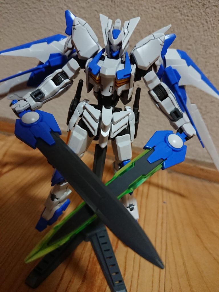 実際にガンプラが戦う戦場ではなくオンライン、データで戦う問題があり違反スレスレの改造となった、なので基本的に使う武器はマウントされてある5本のソードに限っている