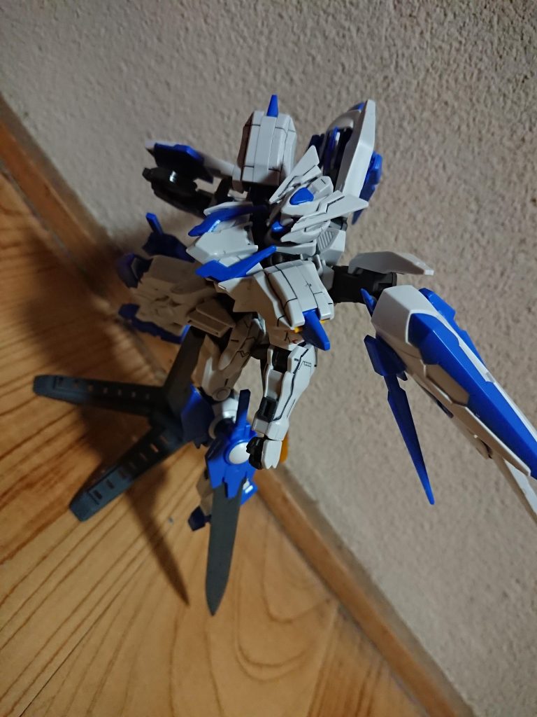 何を思ったのかこれまで使ってきたガンプラのスピードを簡単に凌駕するミキシングを行った為トランザムでも追いつけない領域に達した、トゥエルブソードと言われてあと4本はどこにある、それはバックパックに搭載されているソードビットがそれだ