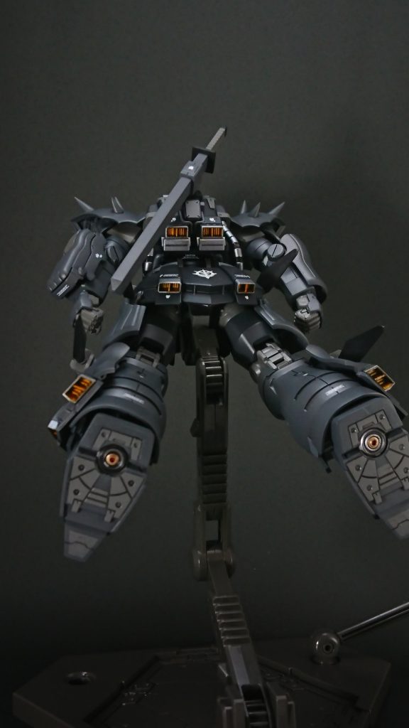 非常に苦労した分情報量の多いバックショットはお気に入りです。
ダフトの塗り分けは黒サフ→(G)フレームメタリック2→マスキング→(ア)リーフゴールド→(ア)クリアオレンジと塗装致しました。
(G)=ガイアノーツ
(ア)=タミヤアクリル