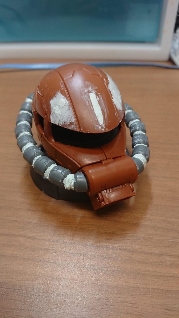 パテ盛り！
エポパテでガルマザクの角をさす穴、バルカン砲口を埋めました。バルカン砲口はパテ盛りの前に軽くヤスリで削りました。
動力パイプのシーリングもあわせて造形。
その後、必要なところは紙ヤスリで整えました。